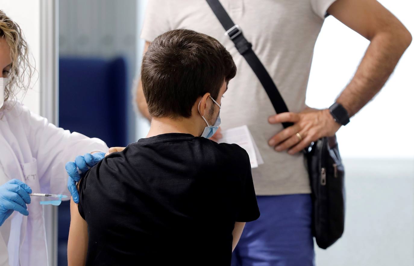 Sanidad ha comenzado este martes la vacunación sin cita previa en la Comunitat. El vacunódromo de la Ciudad de las Artes y las Ciencias ha registrado largas colas a primera hora de la mañana, en su mayoría formadas por adolescentes que acudían a recibir la segunda dosis de la vacuna contra el coronavirus. 