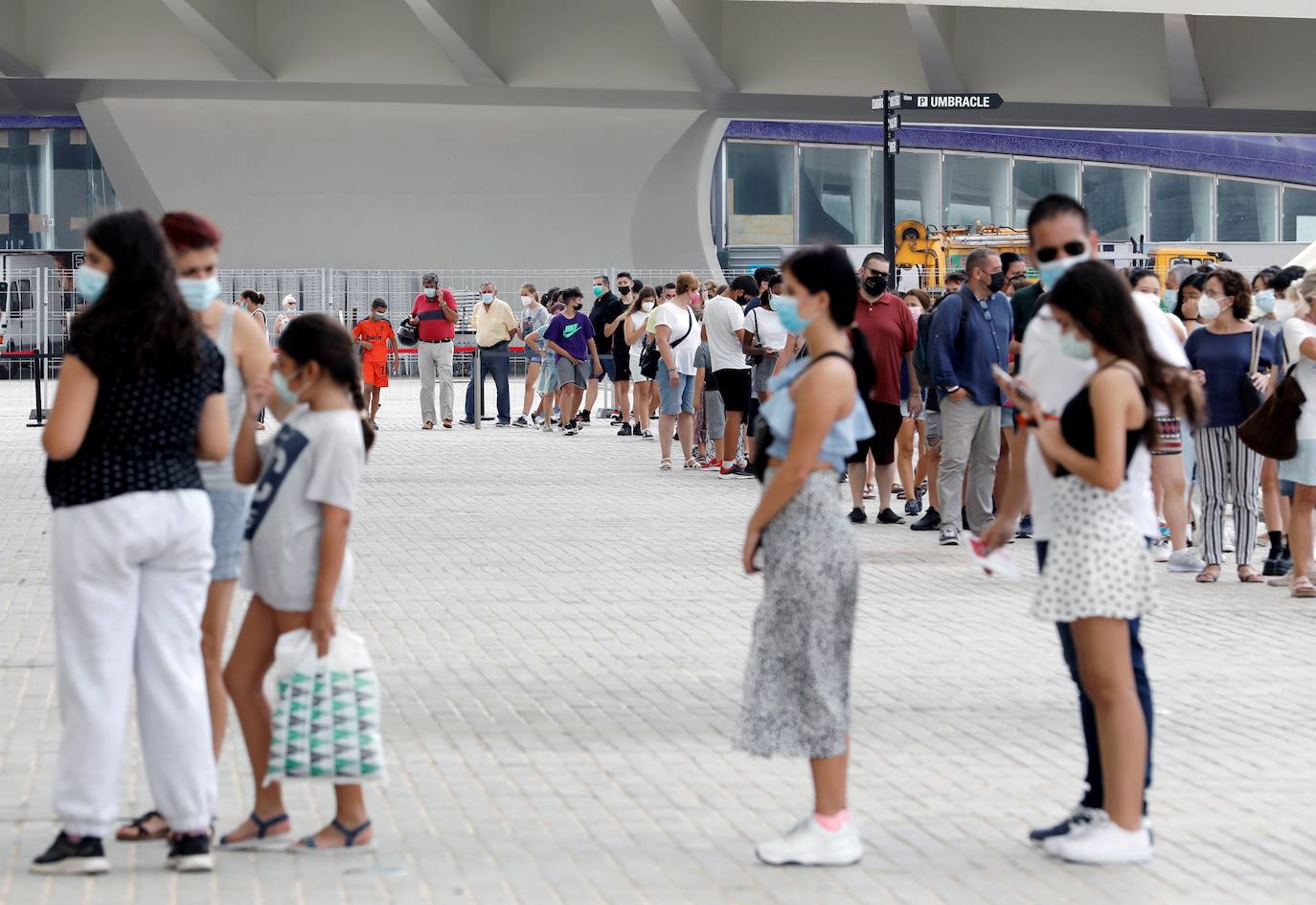 Sanidad ha comenzado este martes la vacunación sin cita previa en la Comunitat. El vacunódromo de la Ciudad de las Artes y las Ciencias ha registrado largas colas a primera hora de la mañana, en su mayoría formadas por adolescentes que acudían a recibir la segunda dosis de la vacuna contra el coronavirus. 