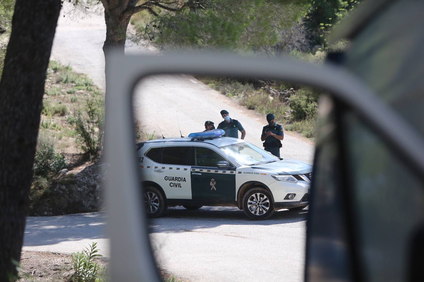 Una treintena de agentes reconocen el terreno delimitado por la geolocalización de uno de los móviles que utilizaba el presunto asesino en serie, entre los municipios de Villanueva de Castellón, Manuel y Llosa de Ranes.