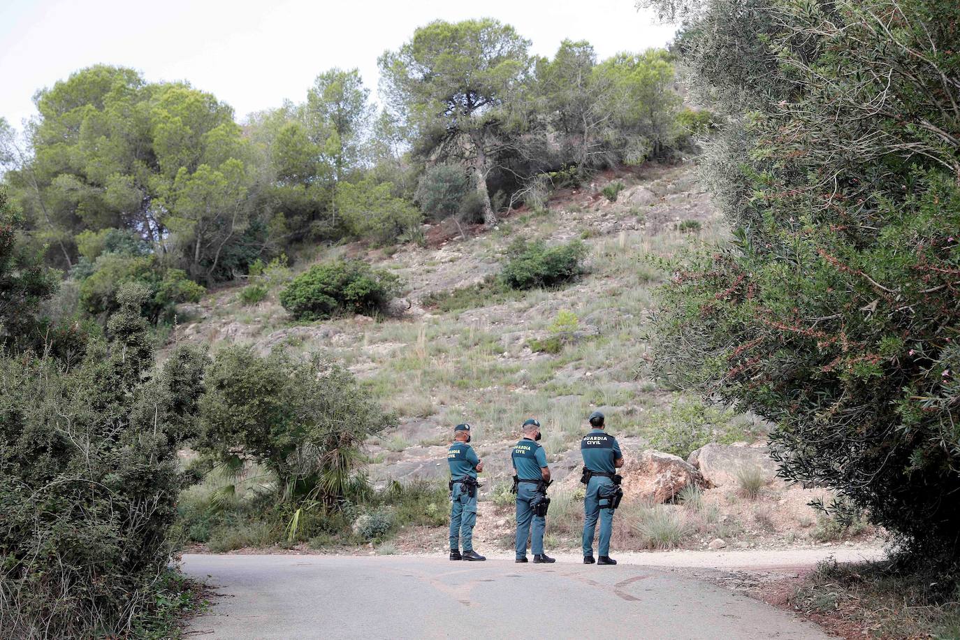 Una treintena de agentes reconocen el terreno delimitado por la geolocalización de uno de los móviles que utilizaba el presunto asesino en serie, entre los municipios de Villanueva de Castellón, Manuel y Llosa de Ranes.