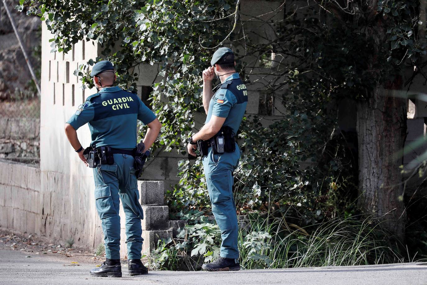 Una treintena de agentes reconocen el terreno delimitado por la geolocalización de uno de los móviles que utilizaba el presunto asesino en serie, entre los municipios de Villanueva de Castellón, Manuel y Llosa de Ranes.