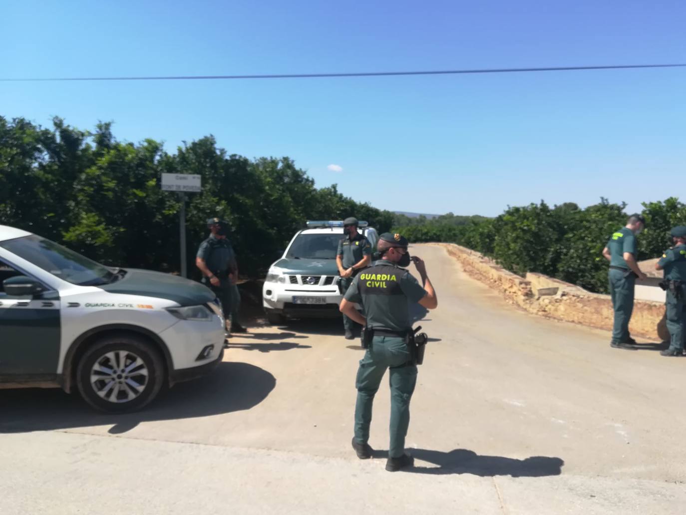 Una treintena de agentes reconocen el terreno delimitado por la geolocalización de uno de los móviles que utilizaba el presunto asesino en serie, entre los municipios de Villanueva de Castellón, Manuel y Llosa de Ranes.