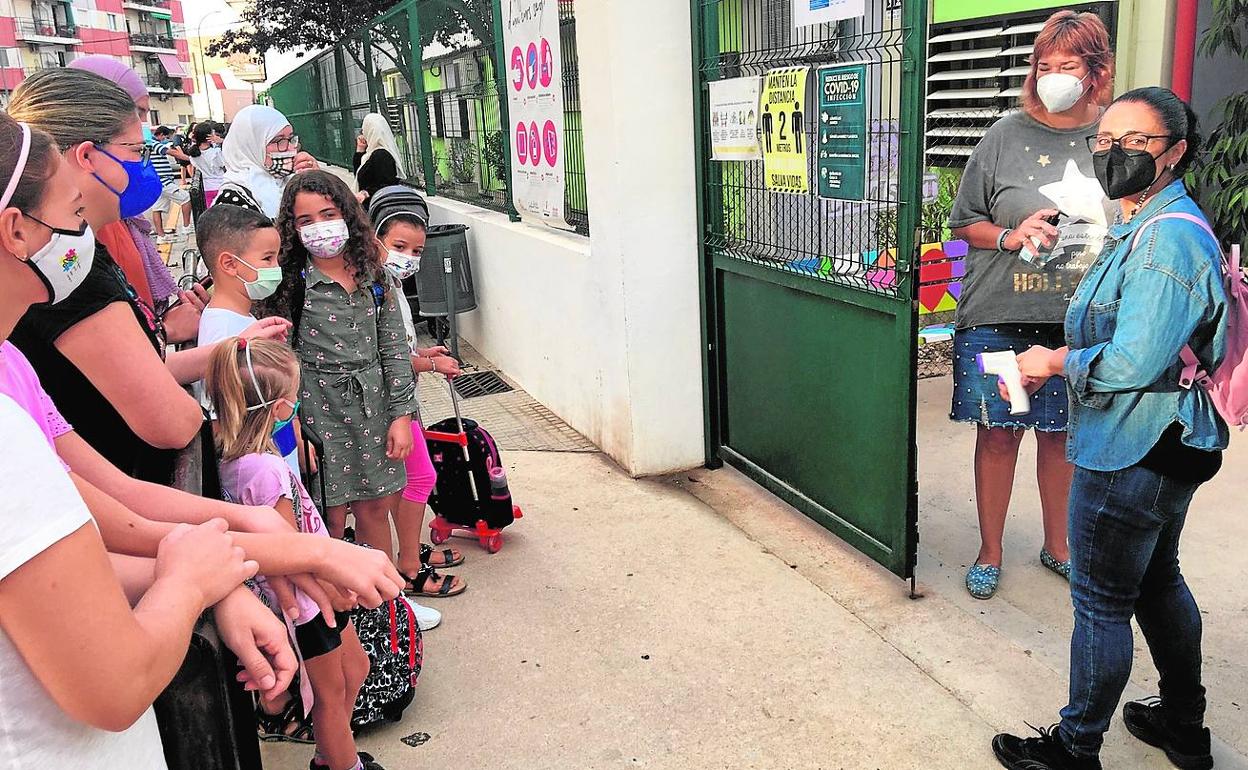 Primer día en el Ceip Les Foies de Gandia. Las obras de la futura escuela ya están en marcha. 