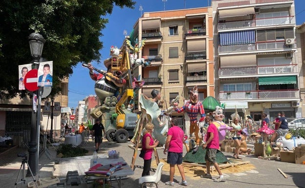 Imagen principal - El montaje de las fallas de la comisión Dos de Mayo. 