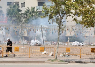 Imagen secundaria 1 - Disparos de mascletaes en los barrios en las Fallas de septiembre. 