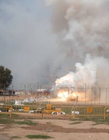 Imagen secundaria 2 - Disparos de mascletaes en los barrios en las Fallas de septiembre. 