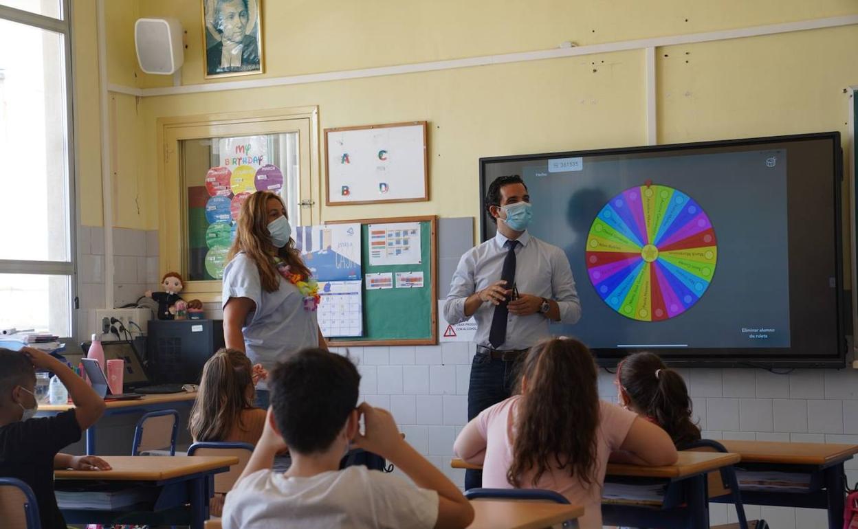 El alcalde de Paterna, Juan Antonio Sagredo, durante su visita hoy a La Salle Profesional. 