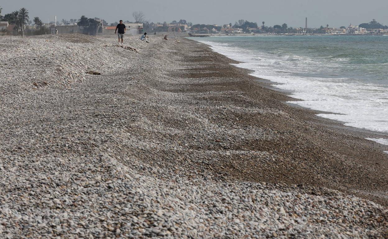 La grava está sustituyendo a la arena en las playas del Camp de Morvedre. 