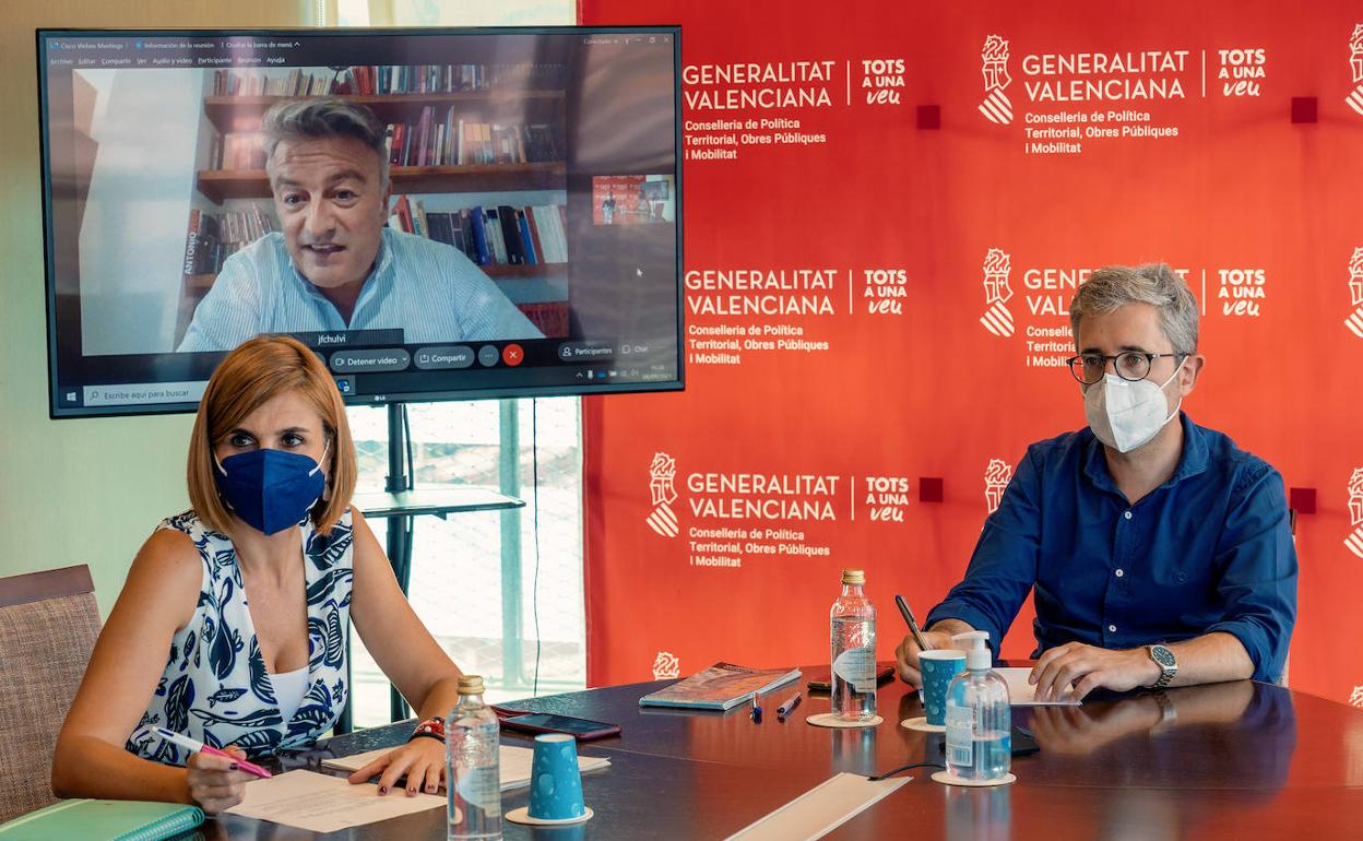 Un momento de la reunión telémática del conseller con el alcalde de Xàbia. 