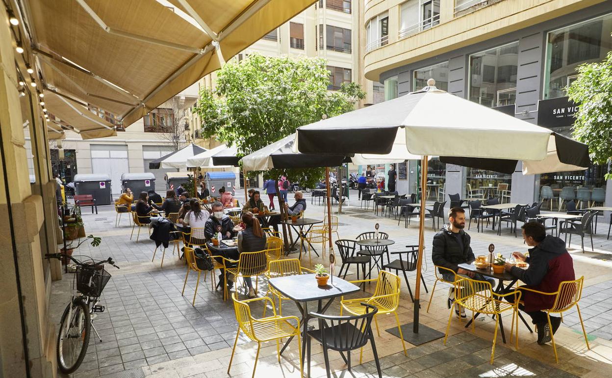 Clientes en la terraza de un bar. 