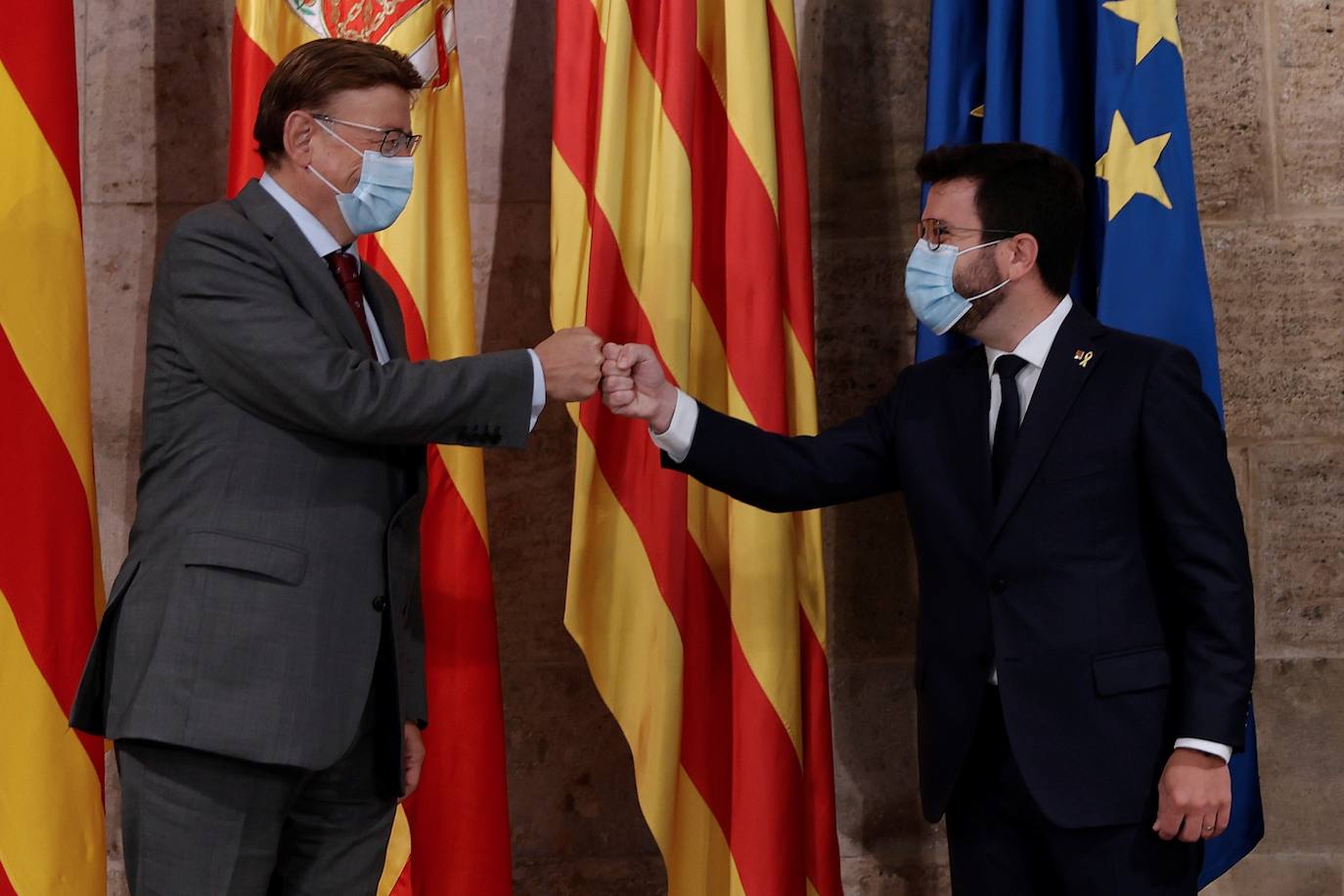 El presidente de la Generalitat Valenciana, Ximo Puig, y su homólogo catalán, Pere Aragonés, se han reunido este miércoles en Valencia para abordar entre otros asuntos la gestión de los fondos de la UE, las infraestructuras de comunicación entre ambos territorios, la reactivación económica y la financiación autonómica.