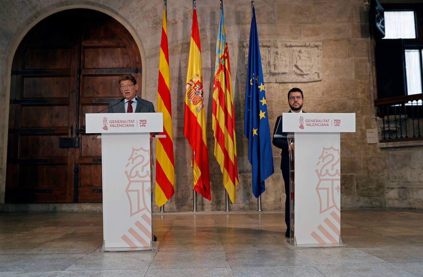 El presidente de la Generalitat Valenciana, Ximo Puig, y su homólogo catalán, Pere Aragonés, se han reunido este miércoles en Valencia para abordar entre otros asuntos la gestión de los fondos de la UE, las infraestructuras de comunicación entre ambos territorios, la reactivación económica y la financiación autonómica.