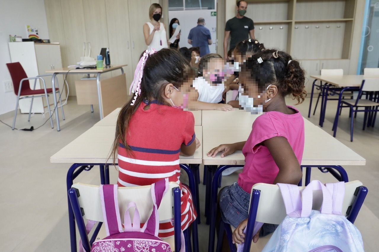 Los alumnos acceden a las aulas medio año después mientras padres y profesores confían en las medidas que han tomado los centros