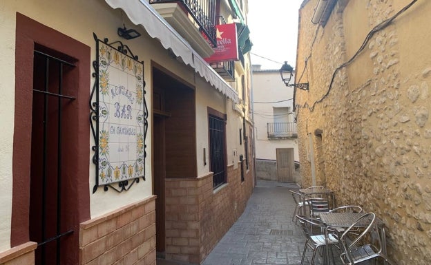 Entrada a Casa Canyares en la estrecha calle Sant Antoni. 