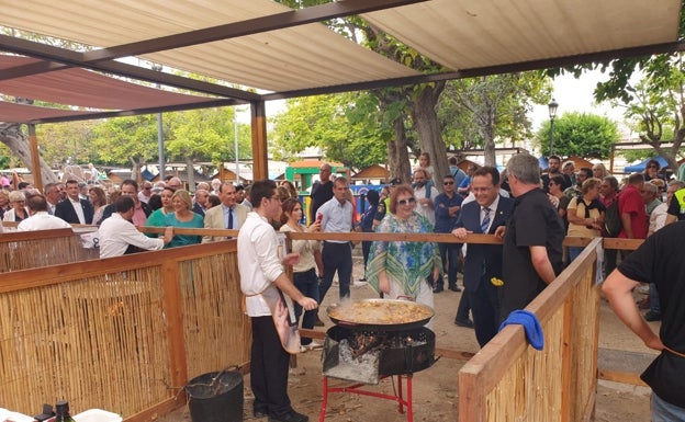 Autoridades visitando a los cocineros.