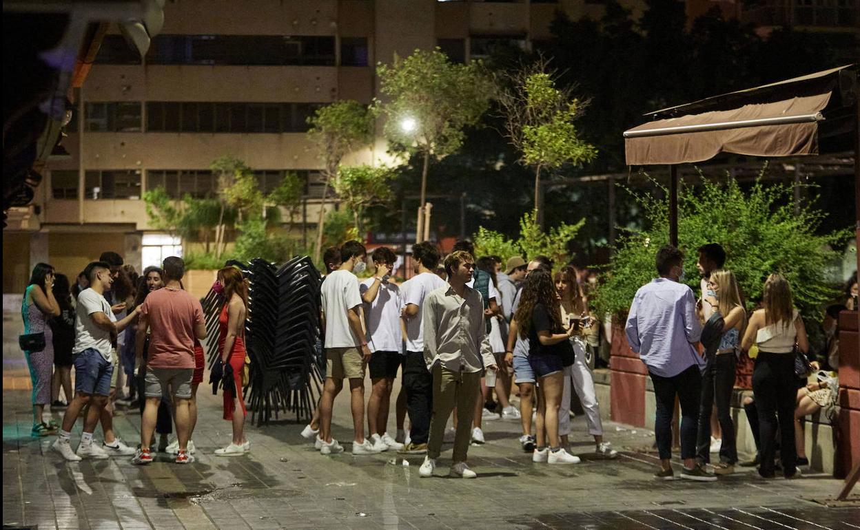 Jóvenes salen de fiesta en Valencia. 