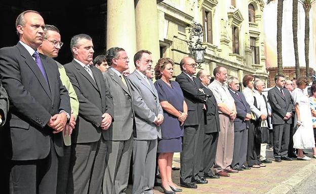 Minuto de silencio. Los concejales muestran su respeto a las víctimas en el Ayuntamiento de Valencia.