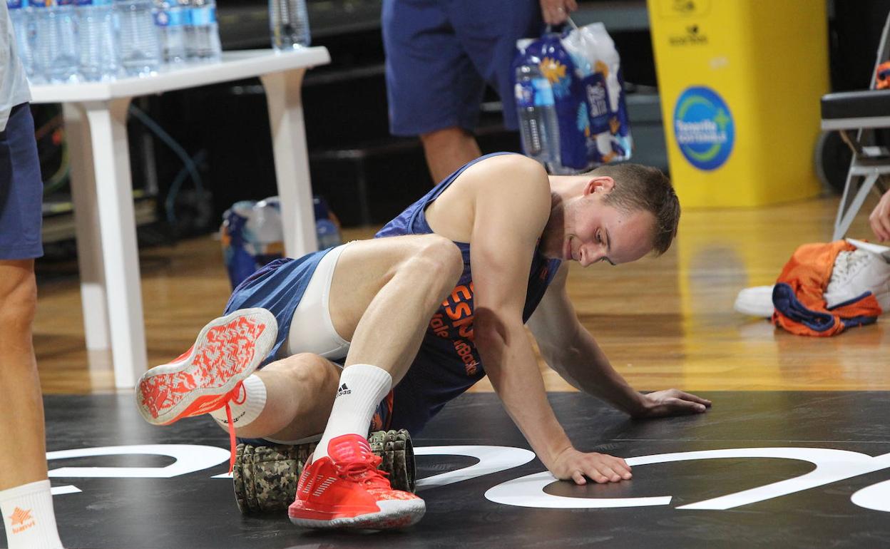 Prepelic, recién recuperado de una lesión, ayer durante el entrenamiento del Valencia Basket en el Santiago Martín de La Laguna. 