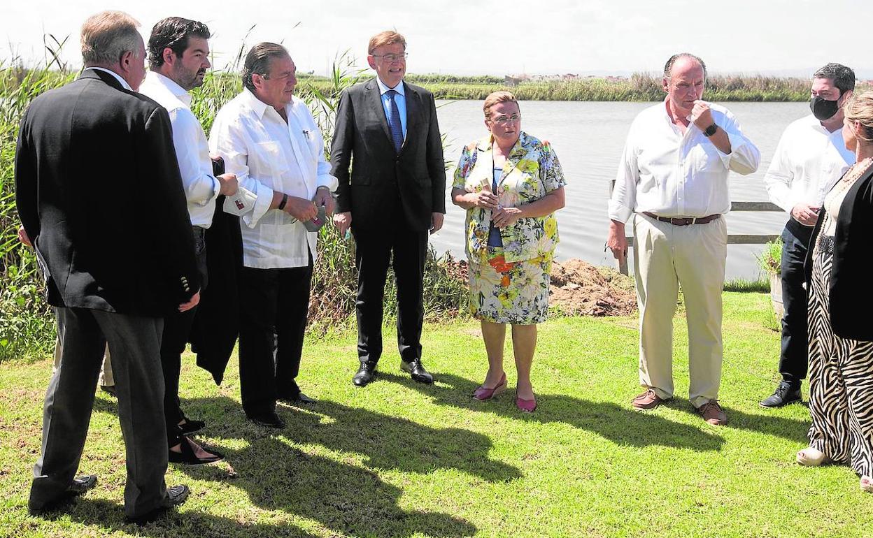 Dirigentes políticos y empresariales en el evento celebrado. 