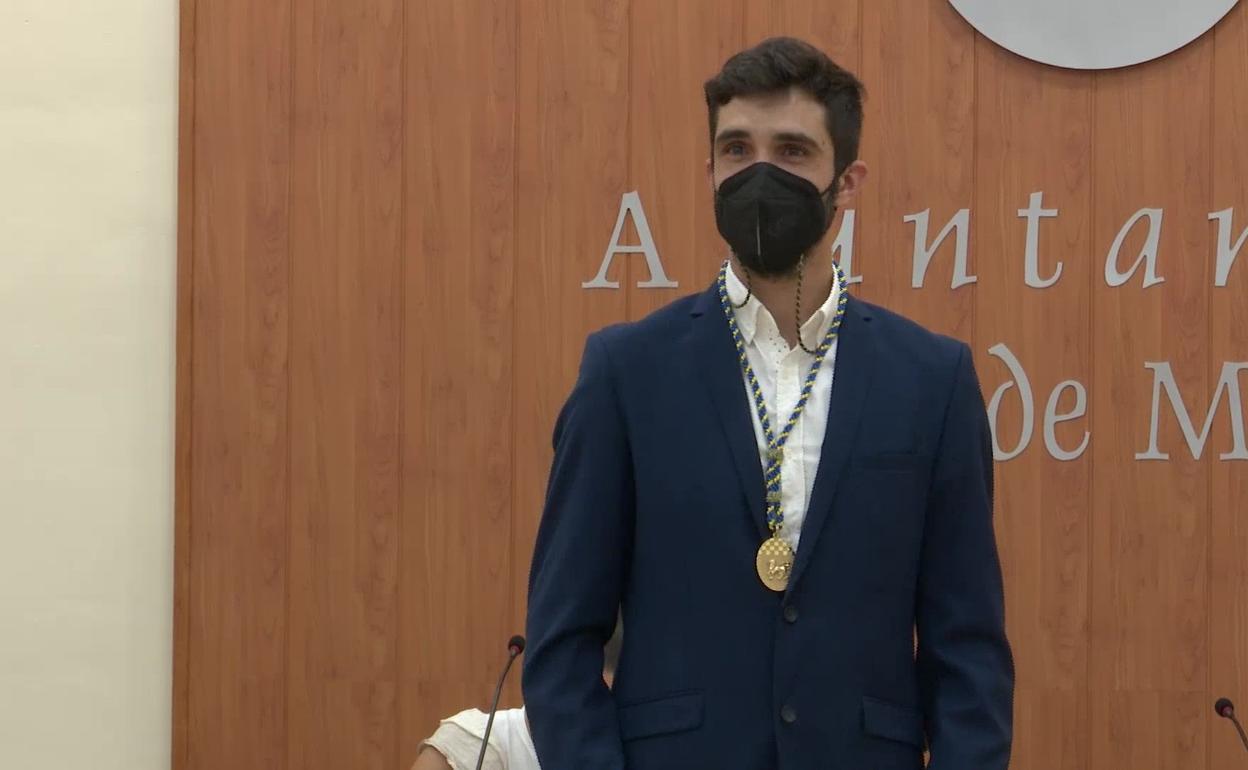 Ferran Castelló, tras recibir la medalla que le acredita como Cronista oficial. 