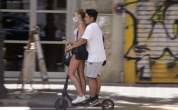 Un patinete eléctrico por Valencia.