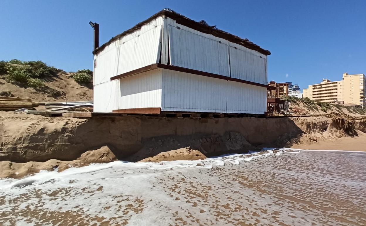 Estado en el que ha quedado la playa tras el fuerte oleaje de las últimas semanas y que ha obligado a desmontar un chiringuito. 