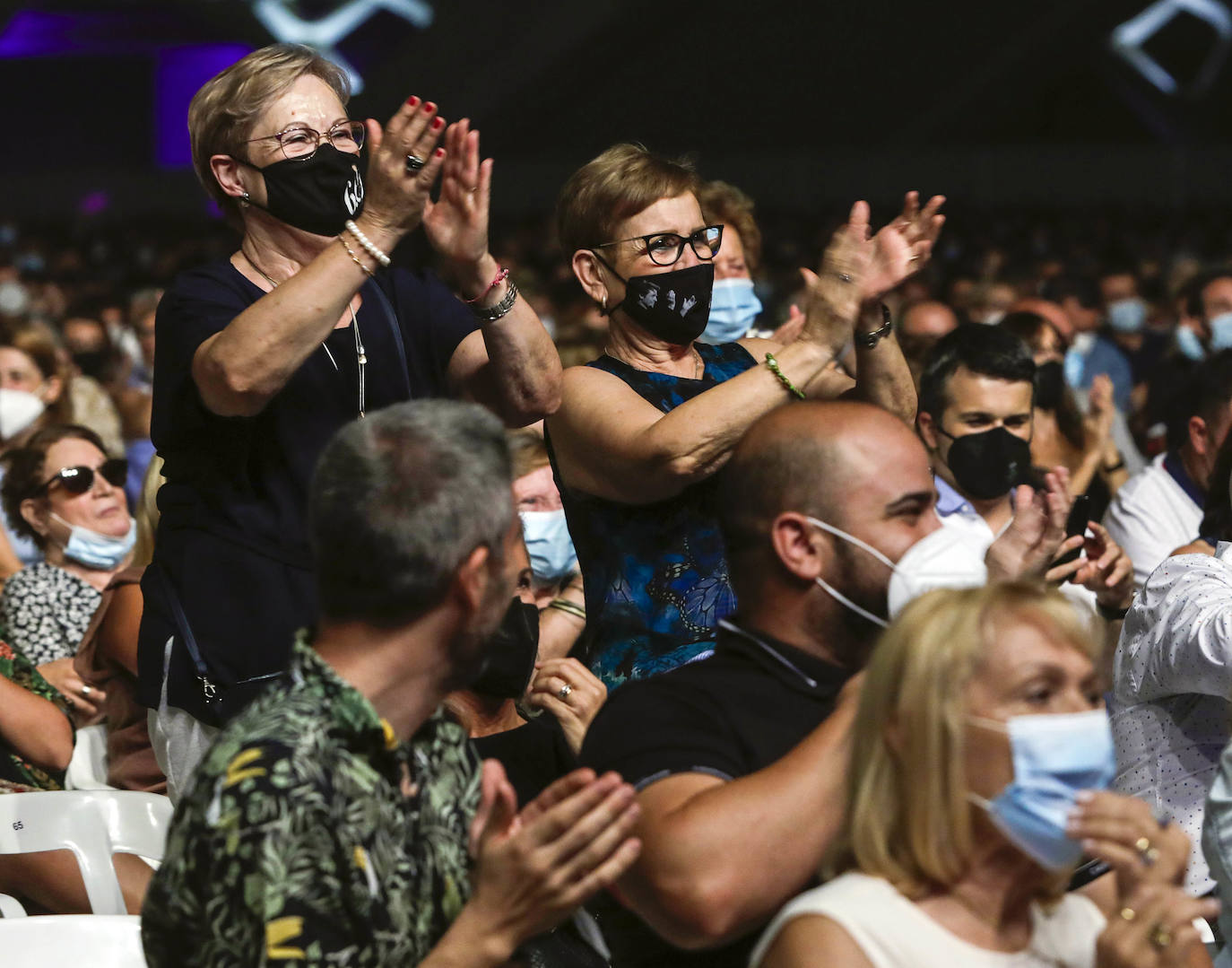 Raphael suma 60 años sobre los escenarios. El cantante celebra seis décadas de carrera con una serie de conciertos por España y este viernes fue el turno de Valencia. Raphael encandiló a los 4.000 espectadores, congregados en el recinto habilitado para la actuación en la Ciudad de las Ciencias, con sus temas de siempre. Al cierre de esta edición, el concierto no había terminado. El artista de Linares agotó el aforo en una actuación que cierra el ciclo Nits al Carmen. 