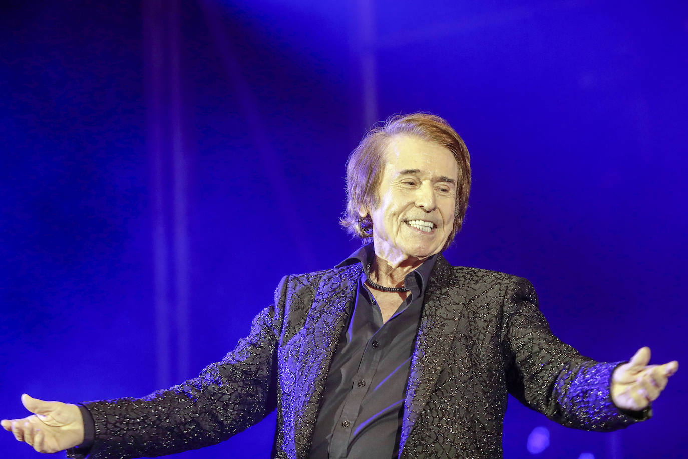 Raphael suma 60 años sobre los escenarios. El cantante celebra seis décadas de carrera con una serie de conciertos por España y este viernes fue el turno de Valencia. Raphael encandiló a los 4.000 espectadores, congregados en el recinto habilitado para la actuación en la Ciudad de las Ciencias, con sus temas de siempre. Al cierre de esta edición, el concierto no había terminado. El artista de Linares agotó el aforo en una actuación que cierra el ciclo Nits al Carmen. 