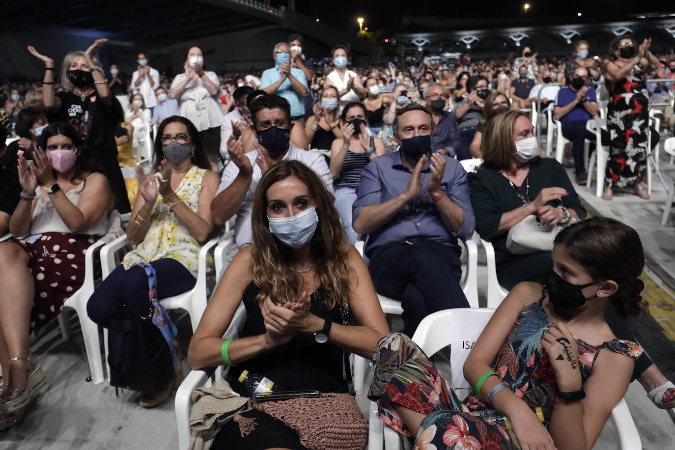 Raphael suma 60 años sobre los escenarios. El cantante celebra seis décadas de carrera con una serie de conciertos por España y este viernes fue el turno de Valencia. Raphael encandiló a los 4.000 espectadores, congregados en el recinto habilitado para la actuación en la Ciudad de las Ciencias, con sus temas de siempre. Al cierre de esta edición, el concierto no había terminado. El artista de Linares agotó el aforo en una actuación que cierra el ciclo Nits al Carmen. 