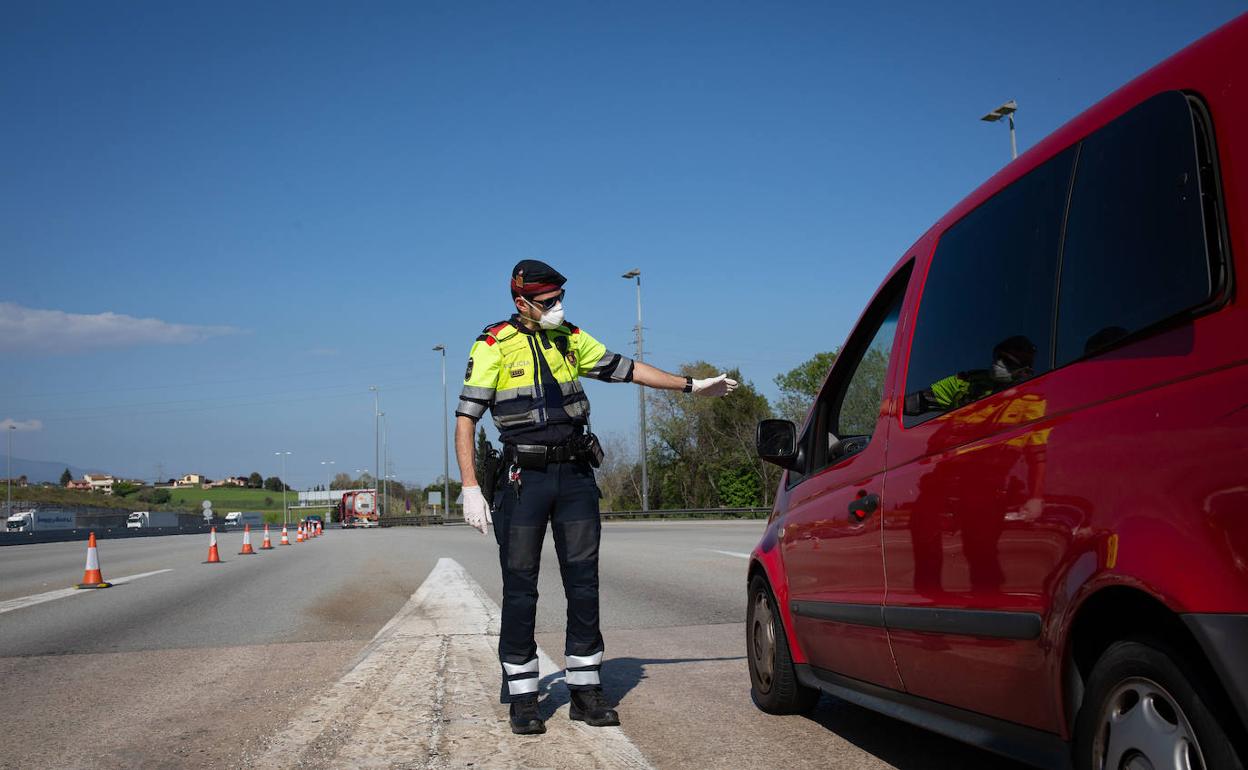 Multas de tráfico | El importante aviso de la DGT a quien deja su coche a otro para evitar pagar multas