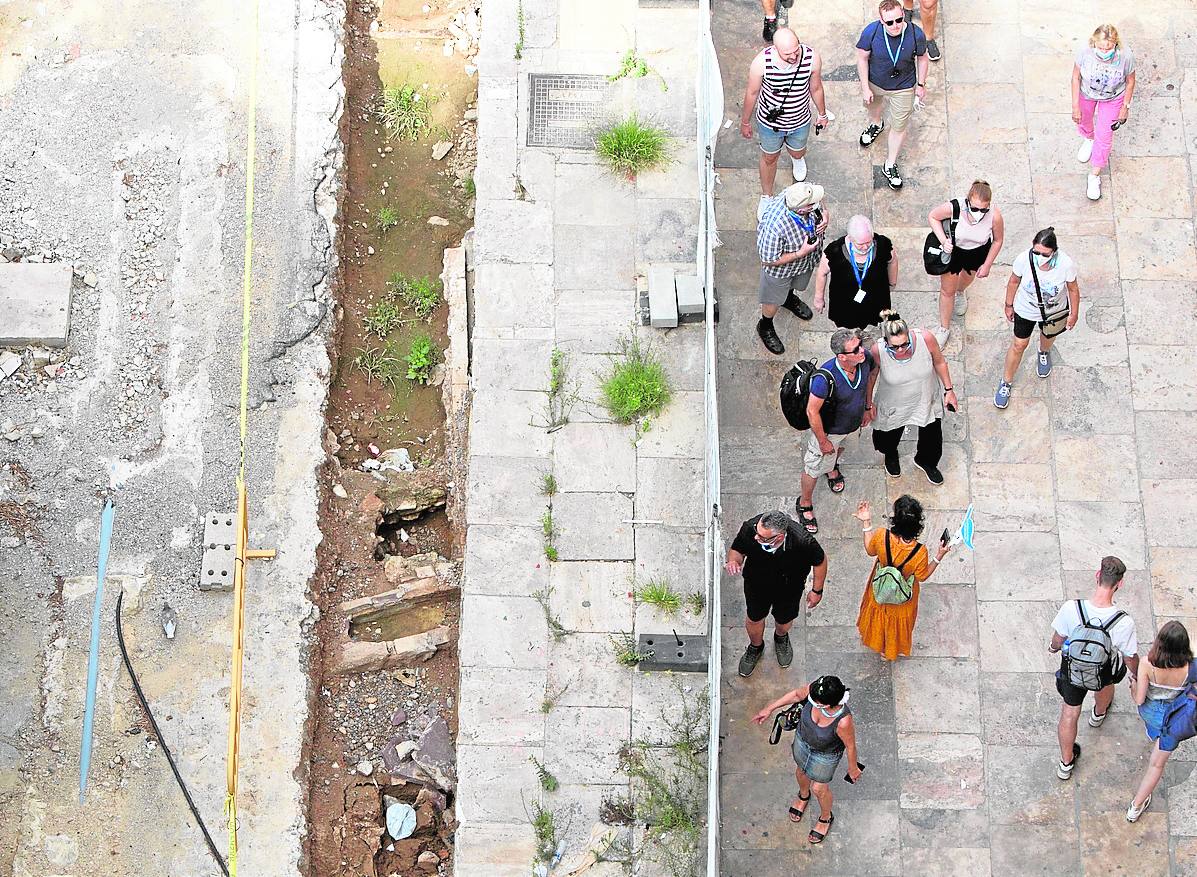 Las obras. Influencia de la remodelación de la plaza de la Reina, una zona muy transitada de la ciudad. #damián torres