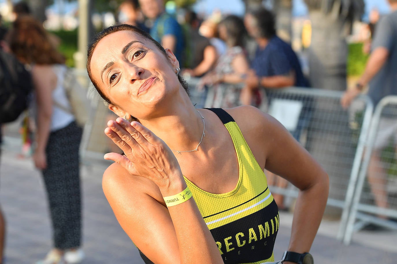 Una marea rosa tomó este sábado las calles de Valencia: 4.000 mujeres participaron ayer en la Carrera de la Mujer que tuvo lugar en la ciudad. En un ambiente festivo y después de un año de parón debido a la pandemia, las participantes recorrieron diferentes calles junto a la playa de la Malvarrosa. 