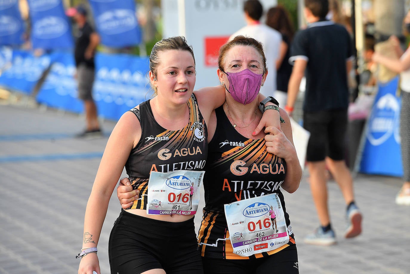 Una marea rosa tomó este sábado las calles de Valencia: 4.000 mujeres participaron ayer en la Carrera de la Mujer que tuvo lugar en la ciudad. En un ambiente festivo y después de un año de parón debido a la pandemia, las participantes recorrieron diferentes calles junto a la playa de la Malvarrosa. 