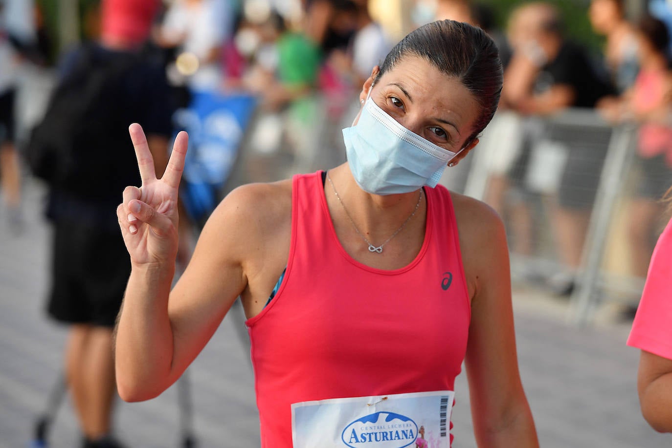 Una marea rosa tomó este sábado las calles de Valencia: 4.000 mujeres participaron ayer en la Carrera de la Mujer que tuvo lugar en la ciudad. En un ambiente festivo y después de un año de parón debido a la pandemia, las participantes recorrieron diferentes calles junto a la playa de la Malvarrosa. 