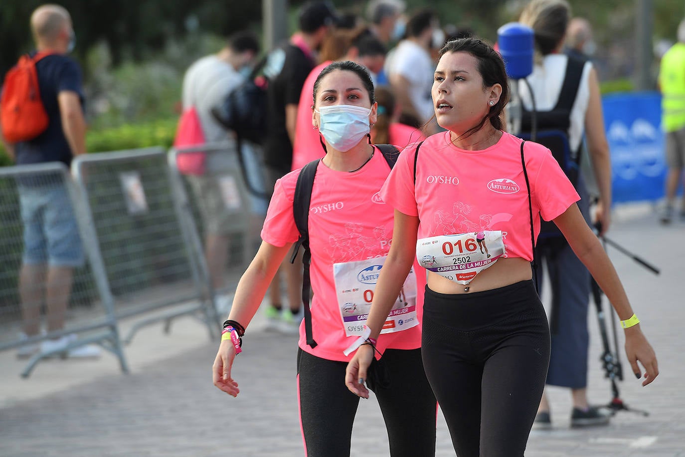 Una marea rosa tomó este sábado las calles de Valencia: 4.000 mujeres participaron ayer en la Carrera de la Mujer que tuvo lugar en la ciudad. En un ambiente festivo y después de un año de parón debido a la pandemia, las participantes recorrieron diferentes calles junto a la playa de la Malvarrosa. 