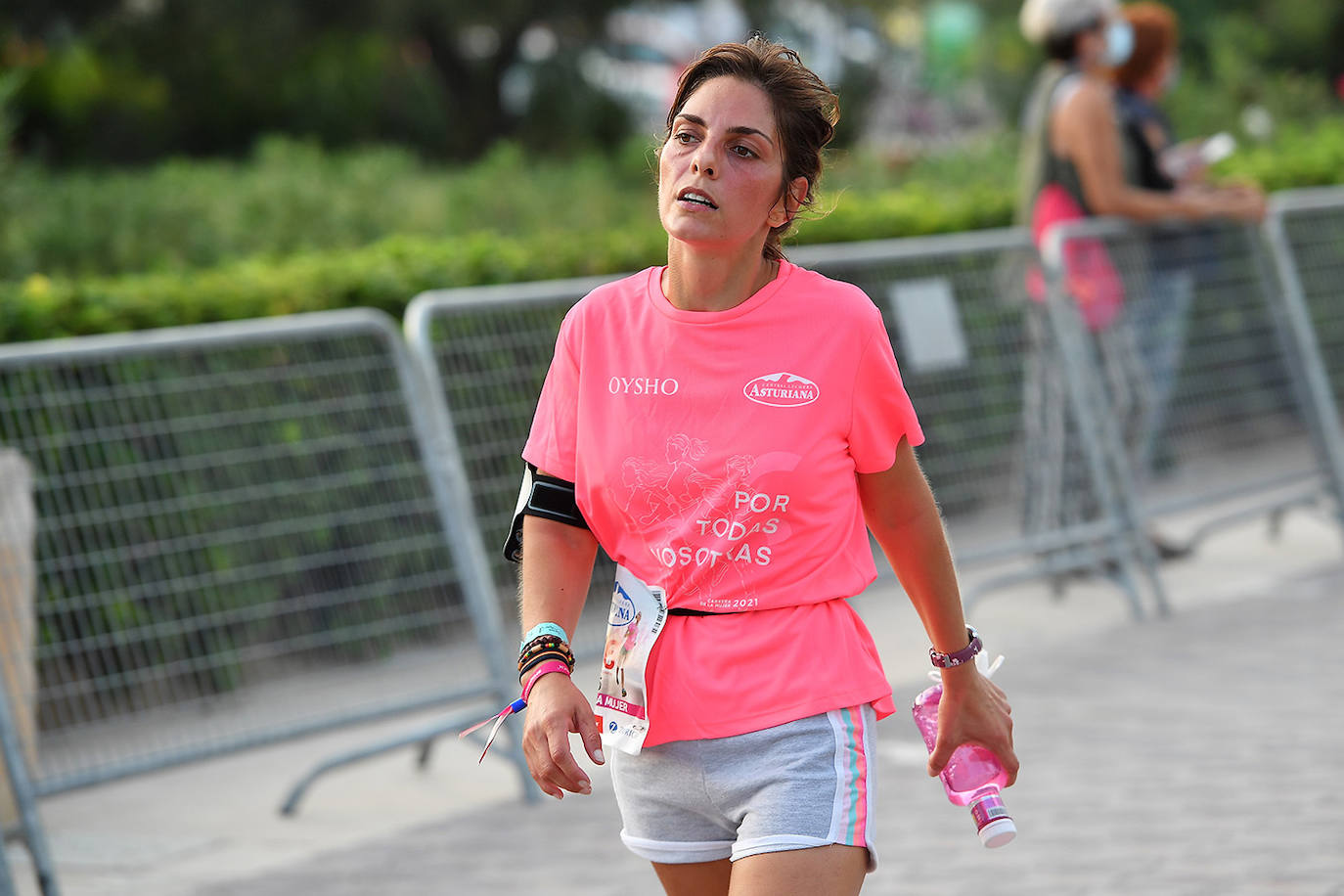 Una marea rosa tomó este sábado las calles de Valencia: 4.000 mujeres participaron ayer en la Carrera de la Mujer que tuvo lugar en la ciudad. En un ambiente festivo y después de un año de parón debido a la pandemia, las participantes recorrieron diferentes calles junto a la playa de la Malvarrosa. 