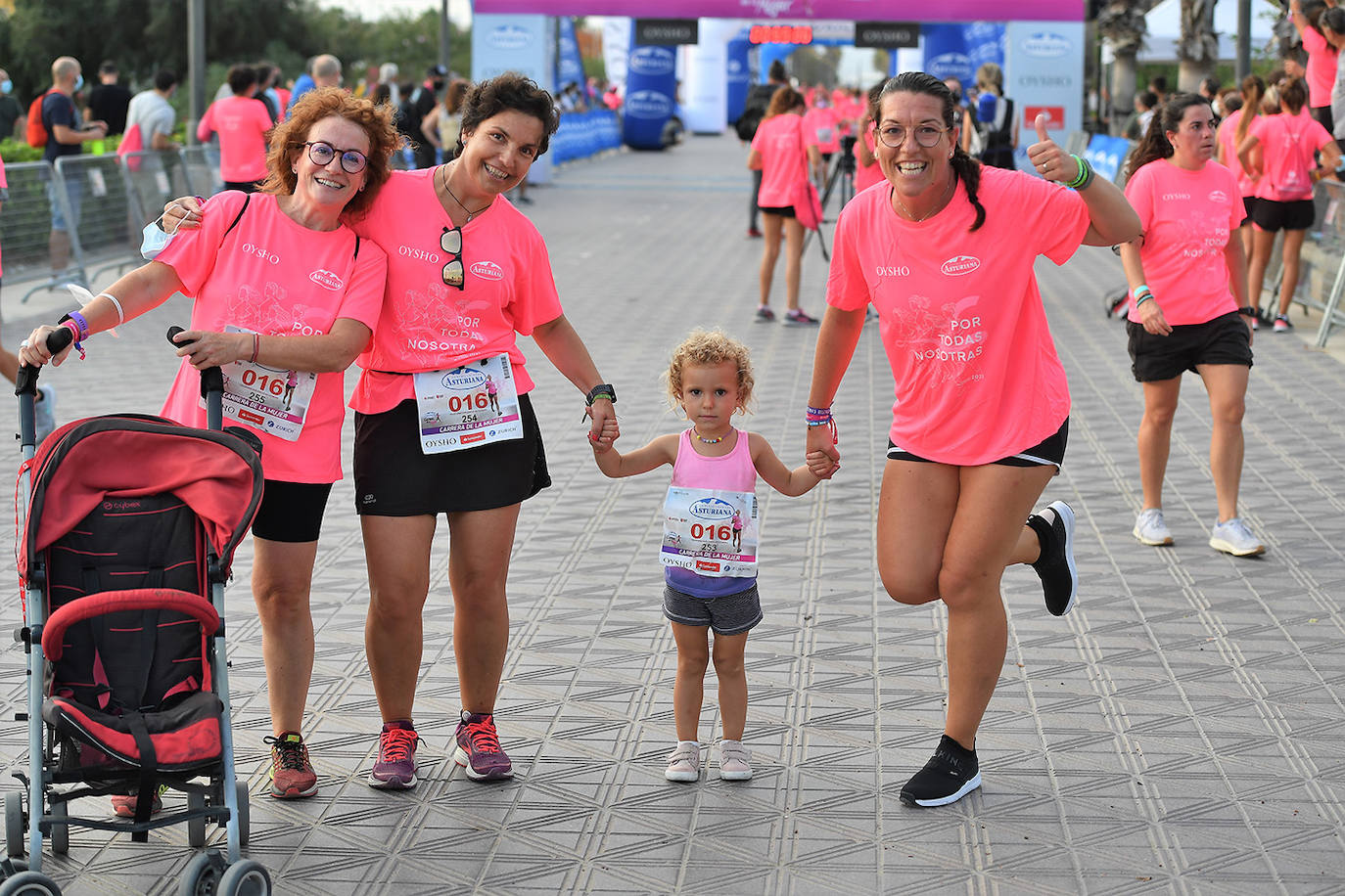 Una marea rosa tomó este sábado las calles de Valencia: 4.000 mujeres participaron ayer en la Carrera de la Mujer que tuvo lugar en la ciudad. En un ambiente festivo y después de un año de parón debido a la pandemia, las participantes recorrieron diferentes calles junto a la playa de la Malvarrosa. 