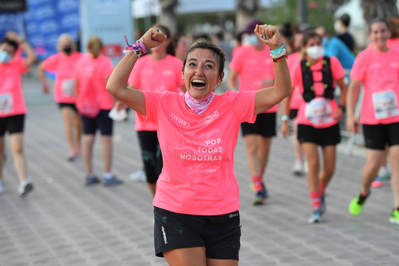 Una marea rosa tomó este sábado las calles de Valencia: 4.000 mujeres participaron ayer en la Carrera de la Mujer que tuvo lugar en la ciudad. En un ambiente festivo y después de un año de parón debido a la pandemia, las participantes recorrieron diferentes calles junto a la playa de la Malvarrosa. 