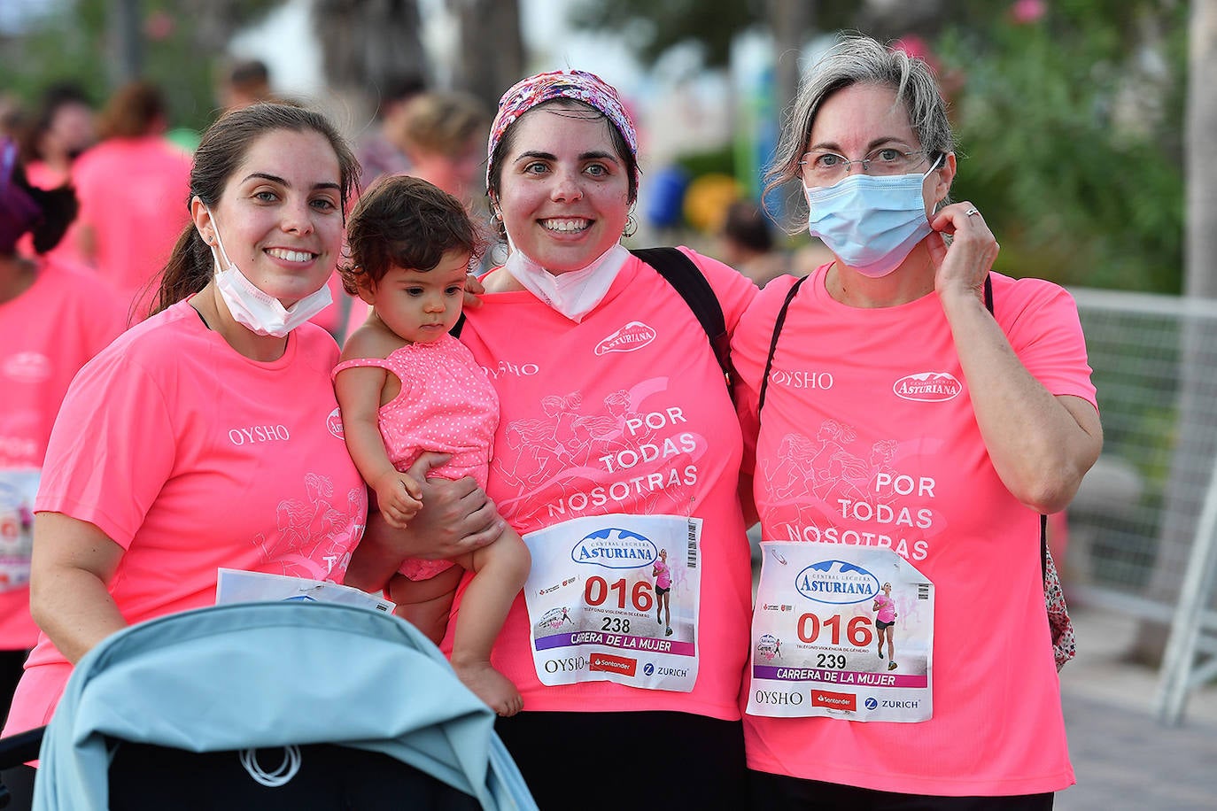 Una marea rosa tomó este sábado las calles de Valencia: 4.000 mujeres participaron ayer en la Carrera de la Mujer que tuvo lugar en la ciudad. En un ambiente festivo y después de un año de parón debido a la pandemia, las participantes recorrieron diferentes calles junto a la playa de la Malvarrosa. 