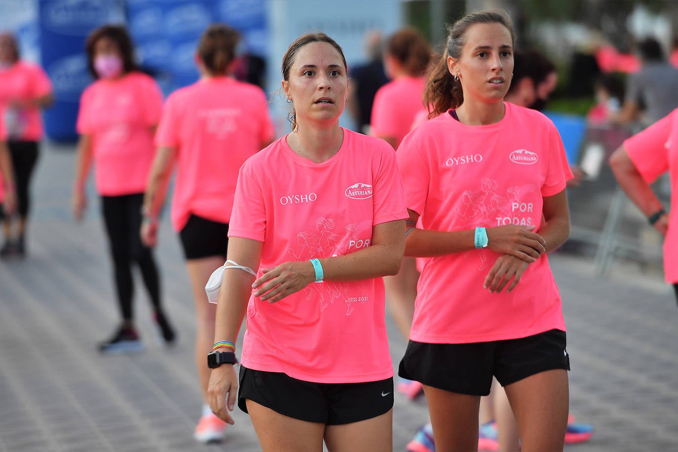 Una marea rosa tomó este sábado las calles de Valencia: 4.000 mujeres participaron ayer en la Carrera de la Mujer que tuvo lugar en la ciudad. En un ambiente festivo y después de un año de parón debido a la pandemia, las participantes recorrieron diferentes calles junto a la playa de la Malvarrosa. 