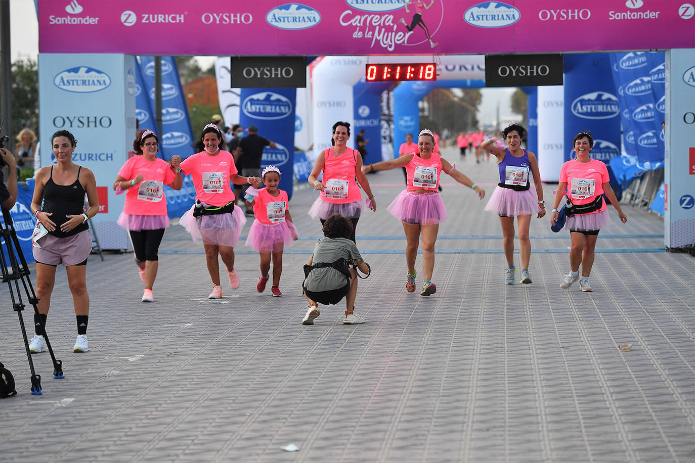 Una marea rosa tomó este sábado las calles de Valencia: 4.000 mujeres participaron ayer en la Carrera de la Mujer que tuvo lugar en la ciudad. En un ambiente festivo y después de un año de parón debido a la pandemia, las participantes recorrieron diferentes calles junto a la playa de la Malvarrosa. 