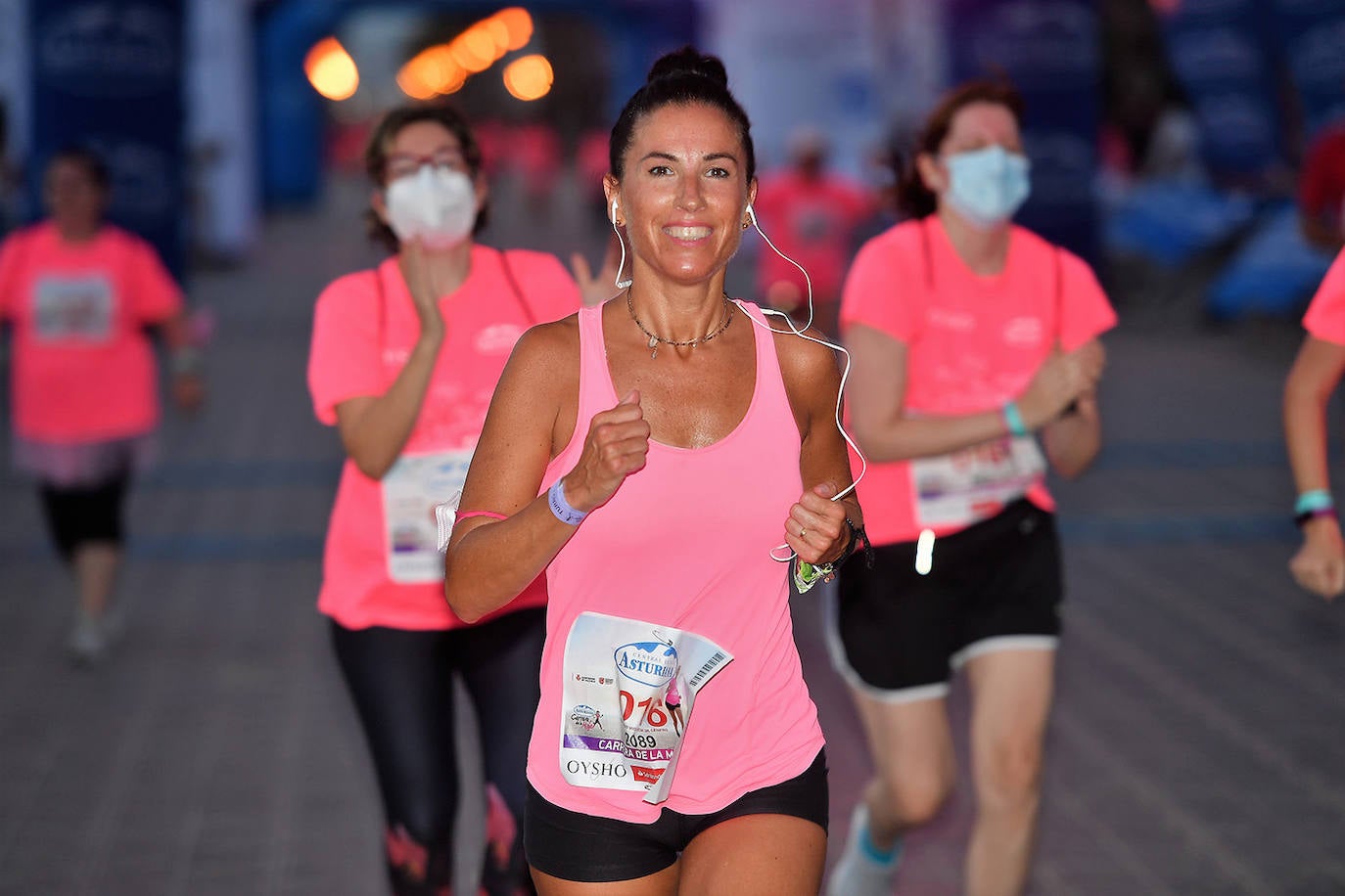 Una marea rosa tomó este sábado las calles de Valencia: 4.000 mujeres participaron ayer en la Carrera de la Mujer que tuvo lugar en la ciudad. En un ambiente festivo y después de un año de parón debido a la pandemia, las participantes recorrieron diferentes calles junto a la playa de la Malvarrosa. 