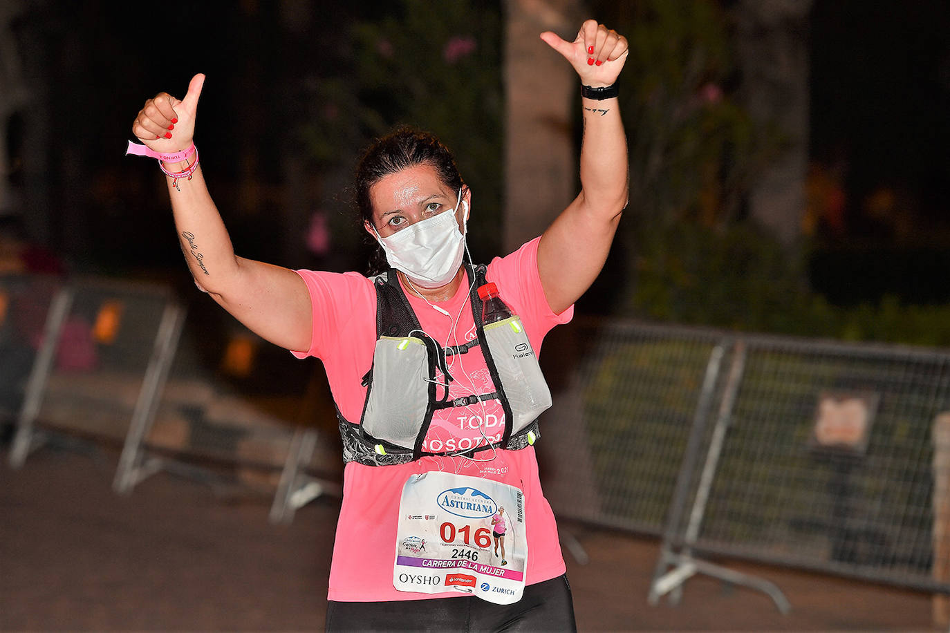 Una marea rosa tomó este sábado las calles de Valencia: 4.000 mujeres participaron ayer en la Carrera de la Mujer que tuvo lugar en la ciudad. En un ambiente festivo y después de un año de parón debido a la pandemia, las participantes recorrieron diferentes calles junto a la playa de la Malvarrosa. 