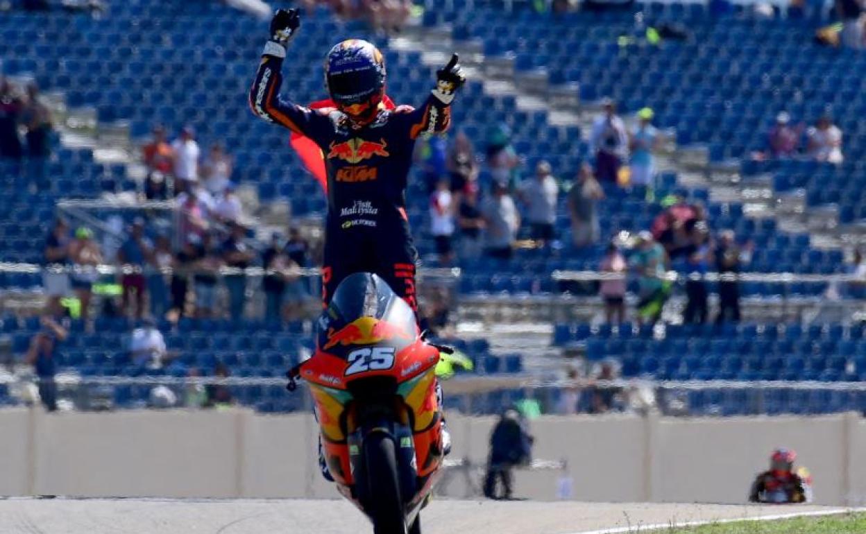 Raúl Fernández celebra la victoria. 