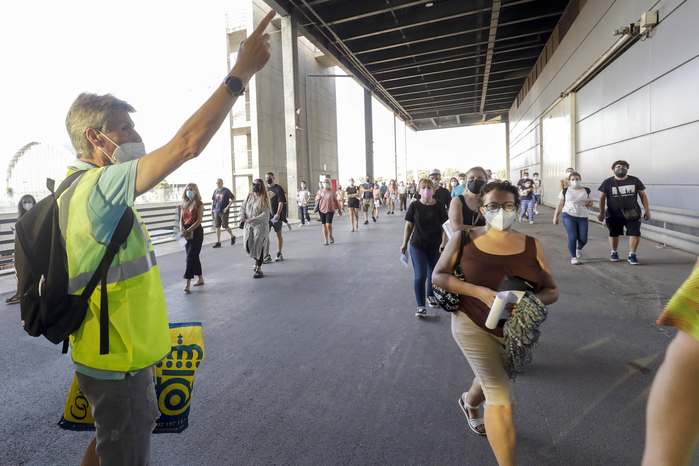 Miles de valencianos se han presentado a las oposiciones de Correos, que se han realizado en Feria Valencia. 