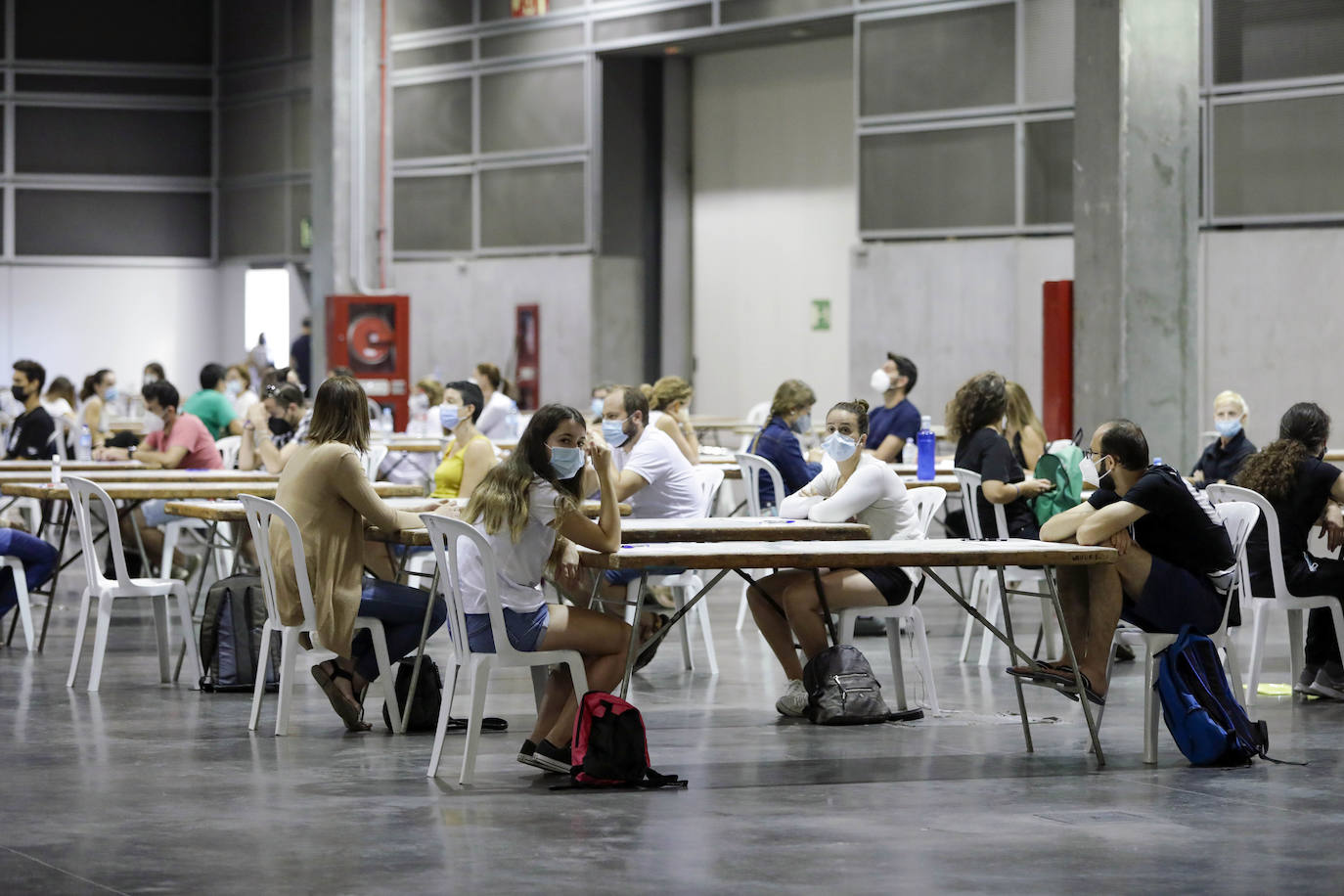 Miles de valencianos se han presentado a las oposiciones de Correos, que se han realizado en Feria Valencia. 