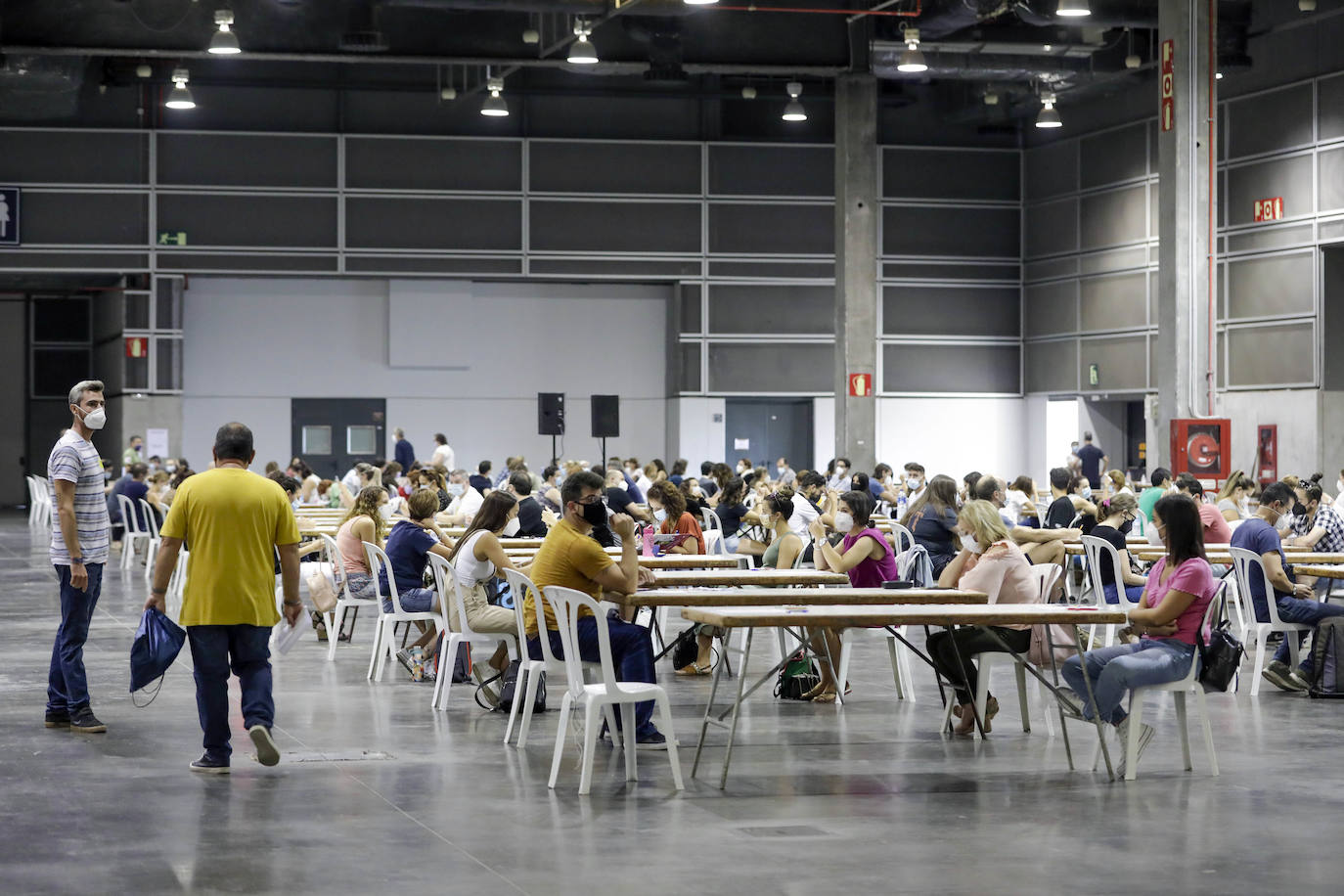 Miles de valencianos se han presentado a las oposiciones de Correos, que se han realizado en Feria Valencia. 