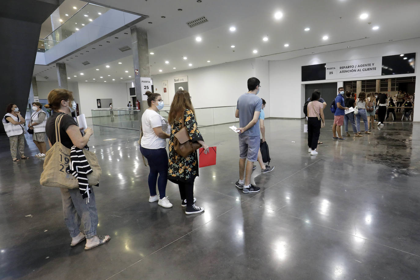 Miles de valencianos se han presentado a las oposiciones de Correos, que se han realizado en Feria Valencia. 