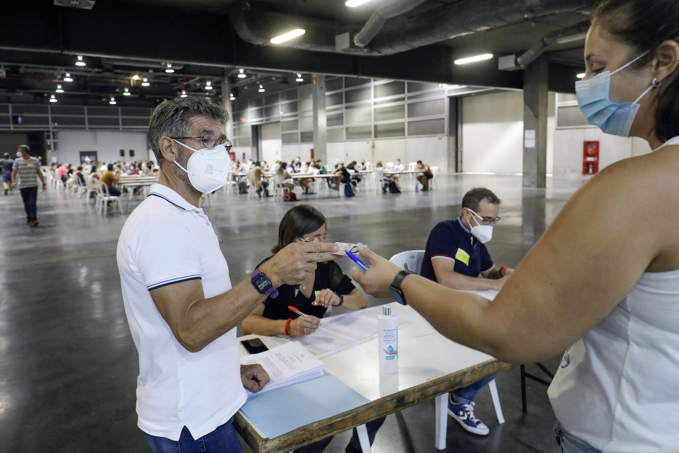 Miles de valencianos se han presentado a las oposiciones de Correos, que se han realizado en Feria Valencia. 