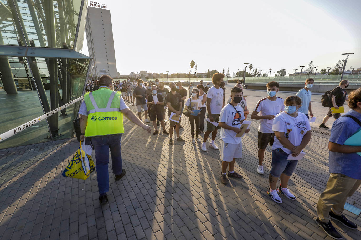 Miles de valencianos se han presentado a las oposiciones de Correos, que se han realizado en Feria Valencia. 